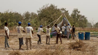 Trabajadores de Geólogos sin Fronteras trabajan en la perforación de un sondeo en Beleko, Mali, en febrero de 2016.