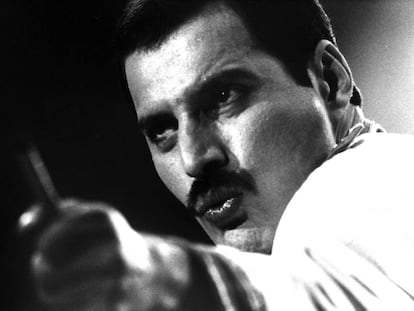 Freddie Mercury, durante la actuación del grupo Queen en Madrid en 1986.