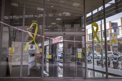 Entrada de la sede de la Agencia de Salud Pública de Cataluña, llena de carteles en apoyo a los políticos catalanes presos.