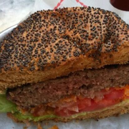 Hamburguesa con pan de amapola del HD Cafetería