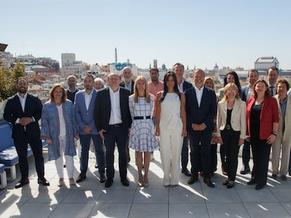 Foto de familia de los miembros de la lista electoral de Ciudadanos para las elecciones municipales de mayo: en la primera fila, el delegado de Economía, Innovación y Empleo, Miguel Ángel Redondo (3º por la izquierda); la concejal de Coordinación Territorial, Silvia Saavedra (4ª por la izquierda); Begoña Villacís (de blanco en el centro) y el concejal de Desarrollo Urbano, Mariano Fuentes.