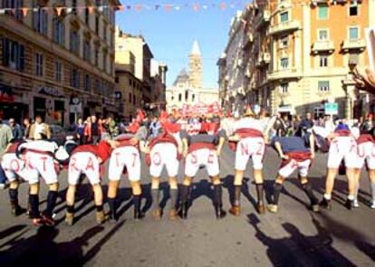 Un grupo de obreros metalúrgicos reclama 'contratos sin truco' en la manifestación de ayer en Roma.