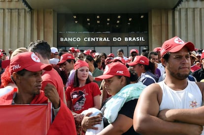Frente Nacional de Luta se reúne para o ato, em Brasília