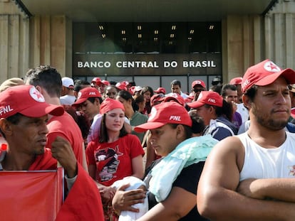 Frente Nacional de Luta se reúne para o ato, em Brasília
