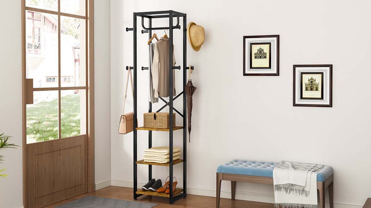 El mueble que te faltaba para organizar la ropa sin poner otro armario: cuatro percheros de pie con estantes