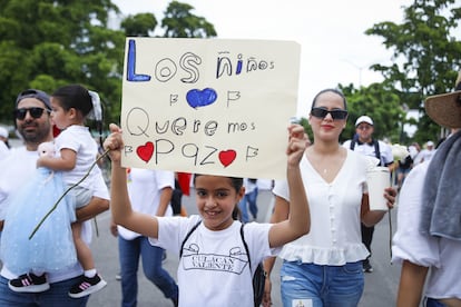  Cientos de culiacanenses marchan por la paz de Culiacán y Sinaloa, tras semanas de violencia, el 29 de septiembre de 2024.