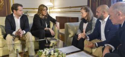 La presidenta de la Junta de Andalucía, Susana Díaz, con la familia de Maloma Morales y el alcalde de Mairena, Antonio Conde.