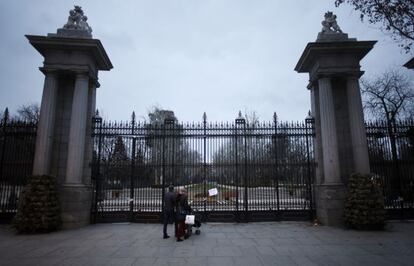 La verja del Retiro que da a la Puerta de Alcalá, cerrada este lunes por la tarde.