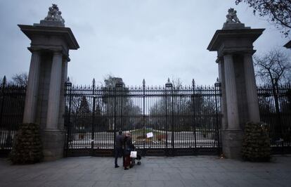 La verja del Retiro que da a la Puerta de Alcal&aacute;, cerrada este lunes por la tarde.