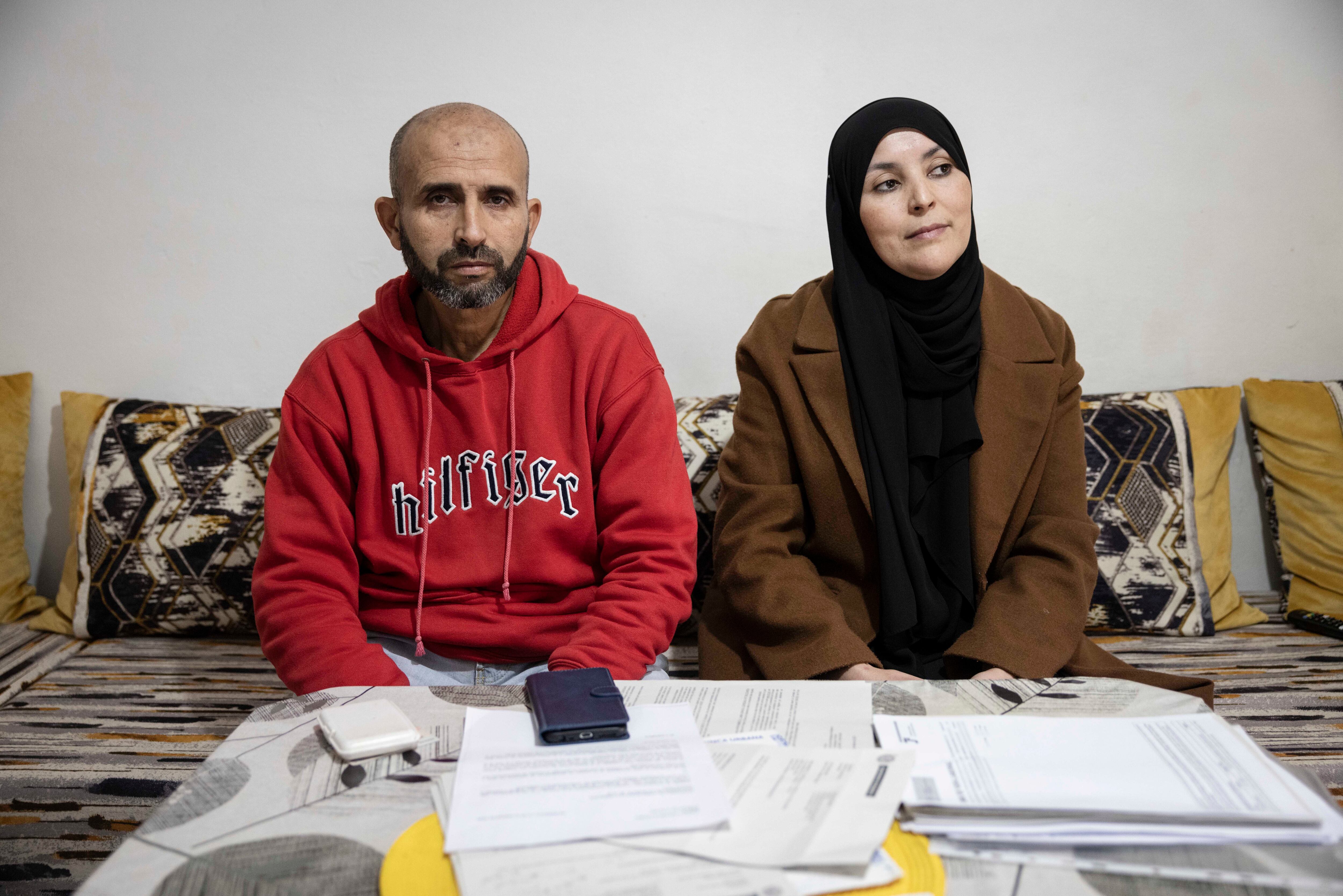 Mohammed Bakali y su esposa Lamya, padres de 4 hijos, en su piso del edificio del barrio de La Salut de Badalona.