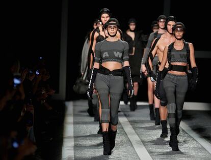 Nueva York acogió la noche del jueves el desfile de la colección cápsula que Alexander Wang ha creado para H&M. El diseñador apostó por una línea deportiva en la que el blanco, el negro y el gris fueron los grandes protagonistas.