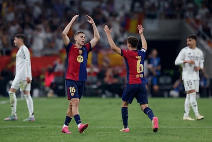 Fermín y Gavi se lamentan por la decisión del árbitro de no pitar penalti tras revisar en el VAR una acción en el área del Real Madrid.