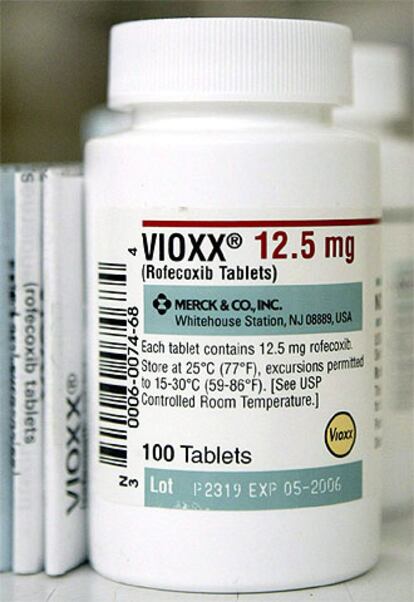 Un bote de Vioxx manufacturado por Merck Pharmaceuticals en una estanteria de una farmacia de Los Ángeles en 2004.