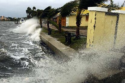 Las olas golpean contra un espigón en Vero Beach, en la costa este de Florida, donde se han sentido los últimos coletazos del Huracán, justo antes de que emprendiese, ya debilitado, su camino hacia el noreste.