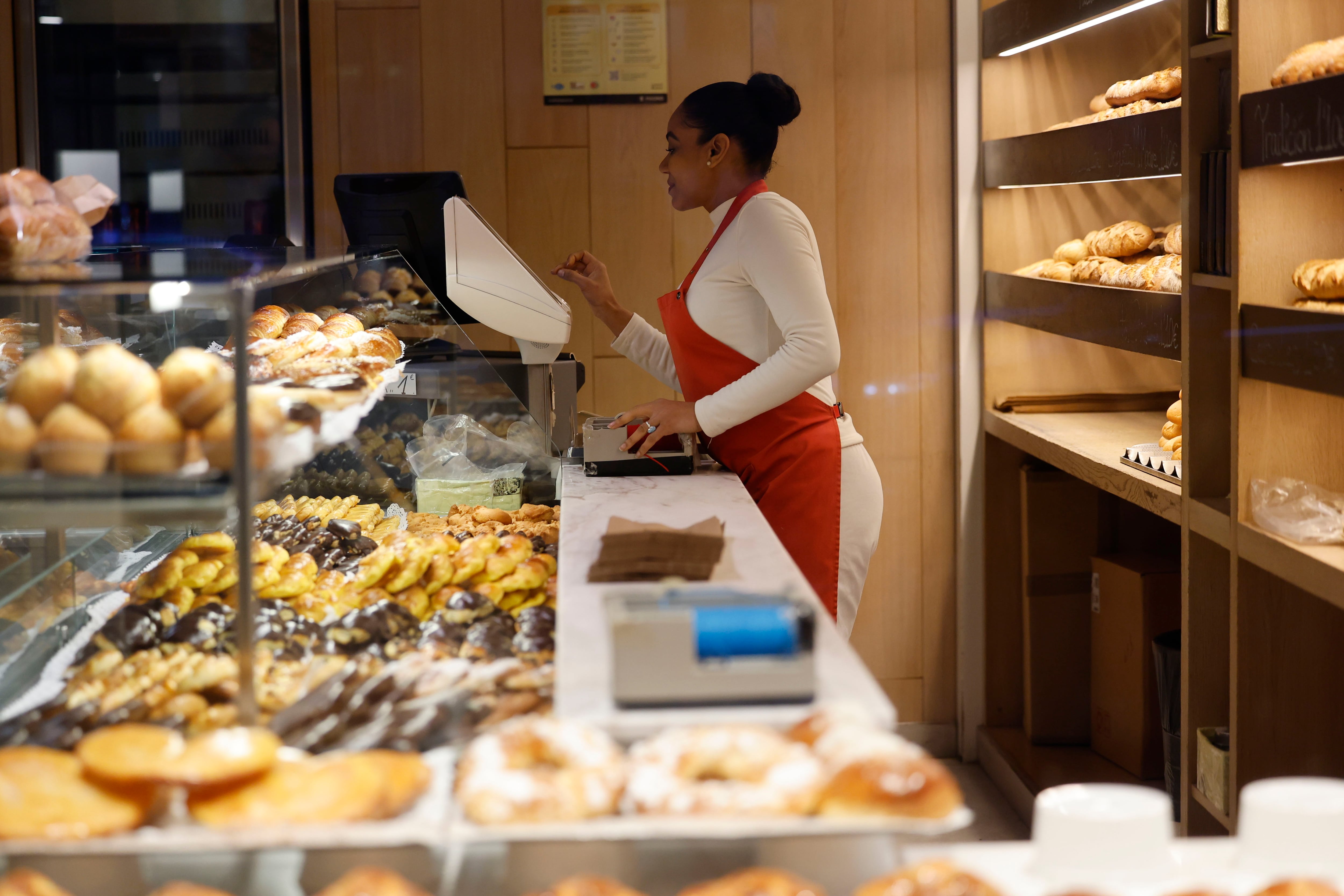 Женщины в ЕС трудятся 15 месяцев за зарплату мужчин