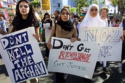 Tres mujeres piden a EE UU que no mate a los afganos, durante una manifestación pacifista en Los Angeles.