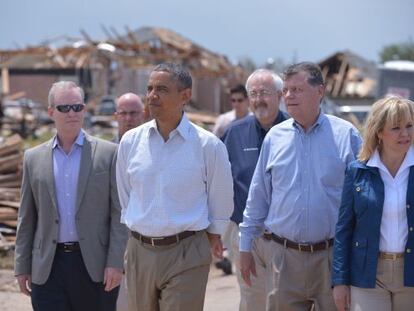 El presidente Barack Obama visita las zonas afectadas por el tornado en Moore junto a la gobernadora de Oklahoma, Mary Fallin
