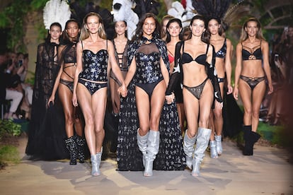 Las modelos Anne Vialítsyna, Irina Shayk e Isabeli Fontana se encargaron de cerrar el desfile en el que Intimissimi ha presentado su colección para este otoño-invierno 2018/19.