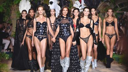 Las modelos Anne Vialítsyna, Irina Shayk e Isabeli Fontana se encargaron de cerrar el desfile en el que Intimissimi ha presentado su colección para este otoño-invierno 2018/19.