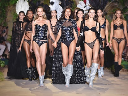 Las modelos Anne Vialítsyna, Irina Shayk e Isabeli Fontana se encargaron de cerrar el desfile en el que Intimissimi ha presentado su colección para este otoño-invierno 2018/19.