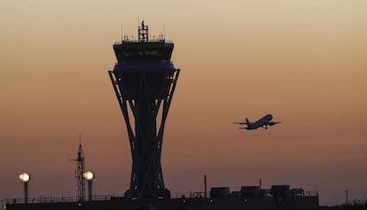 Torre del control de l'aeroport del Prat.