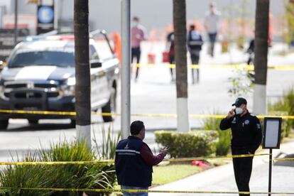 Policías locales acordonan la zona donde se registró el enfrentamiento entre un grupo armado, en Zapopan el pasado 08 de febrero.