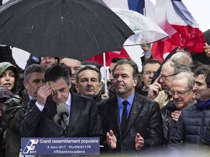 El candidato conservador Fran&ccedil;ois Fillon durante el discurso del domingo en la plaza de Trocadero, en Par&iacute;s