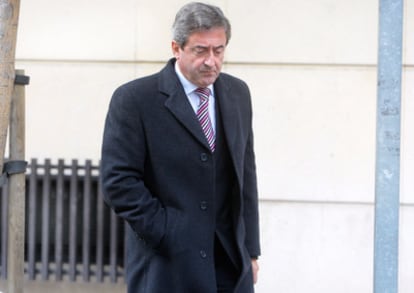 Javier Zaragoza, fiscal jefe de la Audiencia Nacional, en las inmediaciones del tribunal, en Madrid en noviembre de 2009.