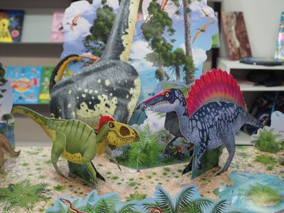 Dos dinosaurios en una de las casetas de la feria del libro infantil y juvenil de Bolonia.