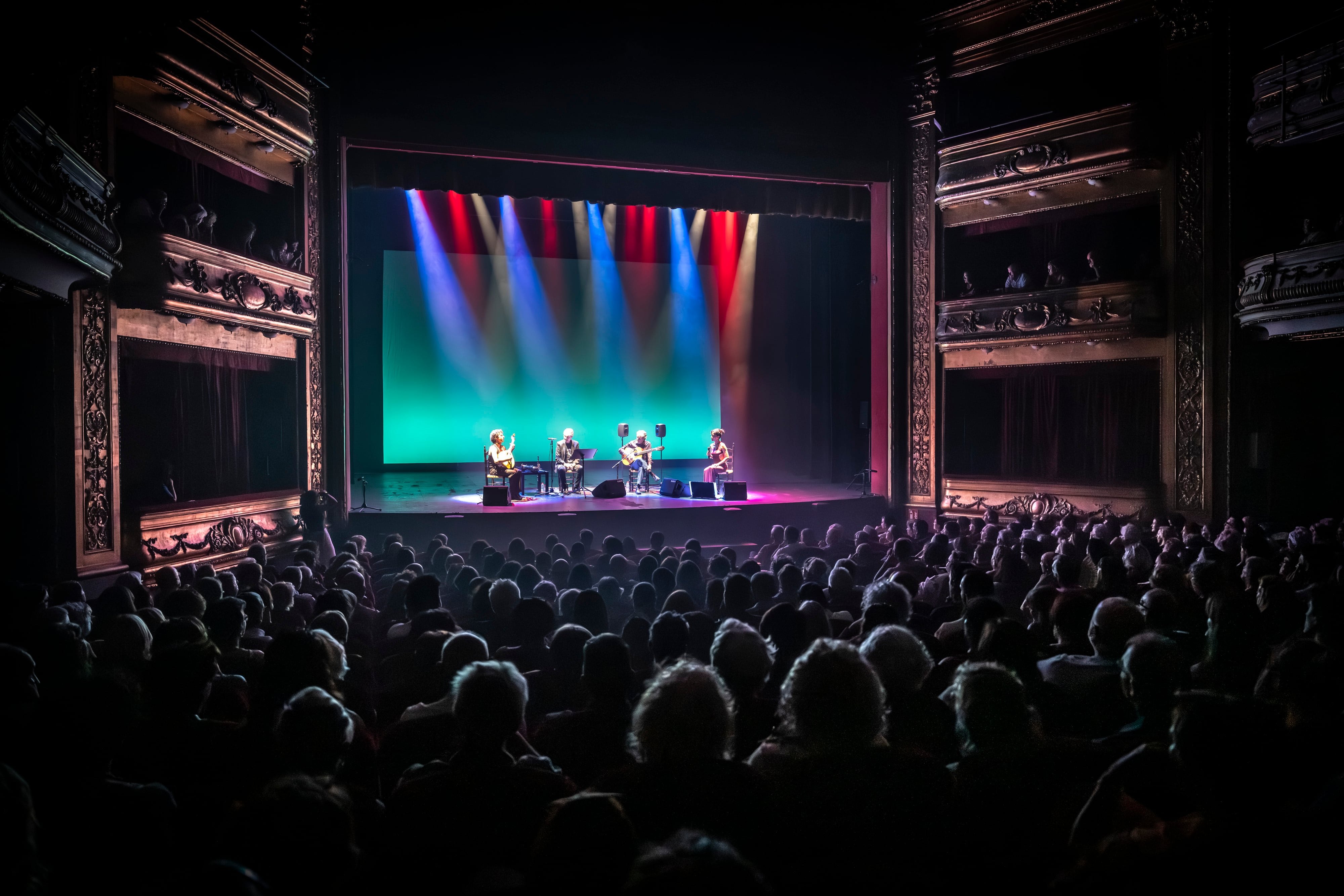 Ambiente en el Teatro Gayarre durante el concierto de Rafael Riqueni, Ana Moura y Tim Ries en el primer día de actuaciones del Flamenco On Fire de Pamplona, en una foto cedida por el festival.
