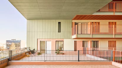 Interior del bloque de viviendas públicas en Sant Boi de Llobregat.