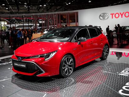 El nuevo Toyota Corolla híbrido, presentado en el salón del automóvil de París 2018.