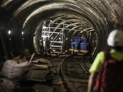 Obras de mejora en una de las l&iacute;neas del metro de Madrid.