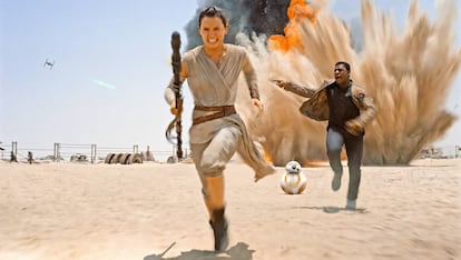 Aunque es un ejercicio de nostalgia y de autoplagio (a la saga original), cumple con creces la misma misión de 'La amenaza fantasma' de captar nuevos adeptos. Pero J.J. Abrams le dio a la película lo que a George Lucas le costó tanto con la segunda trilogía: crear algo con cierta alma y muy entretenido.