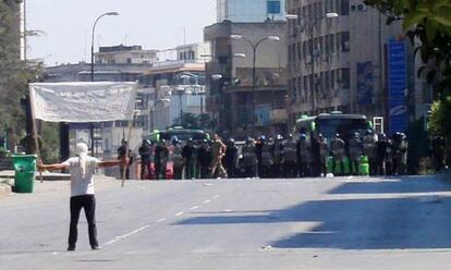 Un manifestante reta a las fuerzas de seguridad en Khalidia.