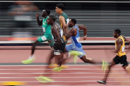 Gout Gout, al fondo, en acción, durante las series de clasificación para las semifinales de los 200m en el Mundial de Tokio. 