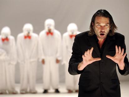 El actor francés Laurent Sauvage, durante la representación de <i>El sistema,</i> del director alemán Falk Richter.