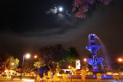 Plaza de Cumbayá, por la noche.