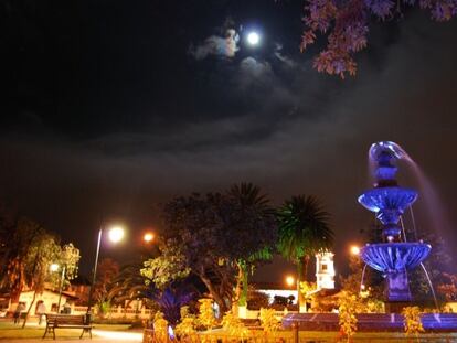 Plaza de Cumbayá, por la noche.