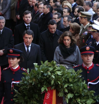 Madrid recuerda a las víctimas del 11- M con tres actos diferentes. El primero de ellos ha tenido lugar a las ocho y media de la mañana en Sol. El presidente de la Comunidad de Madrid, Ignacio González, y la alcaldesa de la ciudad, Ana Botella, han depositado una corona de laurel ante la placa que recuerda a las víctimas, mientras se escuchaba el Réquiem de Mozart.