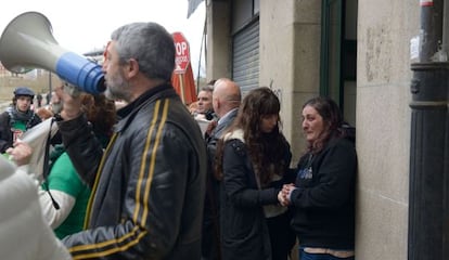 Activistas de Stop Desahuicios junto a la madre del bebé (derecha)