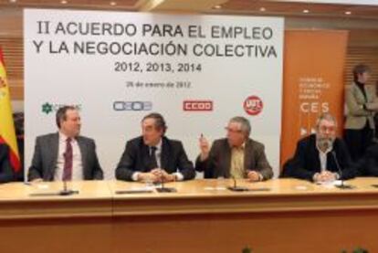 De izquierda a derecha: Jes&uacute;s Terciado (Cepyme); Juan Rosell (CEOE); Ignacio Fern&aacute;ndez Toxo (CC OO) y C&aacute;ndido M&eacute;ndez (UGT), durante la firma del II pacto de convenios 2012-2014, ahora vigente.