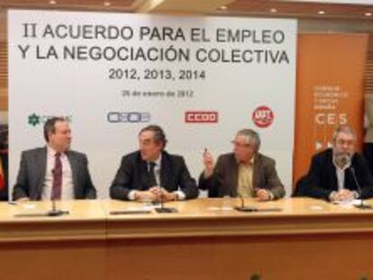 De izquierda a derecha: Jes&uacute;s Terciado (Cepyme); Juan Rosell (CEOE); Ignacio Fern&aacute;ndez Toxo (CC OO) y C&aacute;ndido M&eacute;ndez (UGT), durante la firma del II pacto de convenios 2012-2014, ahora vigente.