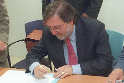 Antton Zubiaurre, en un acto de firma de un proyecto de un polígono, cuando era director general de Sprilur.