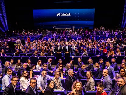 José Ignacio Goirigolzarri, presidente de CaixaBank, y Gonzalo Gortázar, consejero delegado, en el centro durante la convención anual de directivos del banco, en Barcelona.