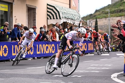 Pogacar, delante, y Van der Poel, descendiendo el Poggio en la San Remo