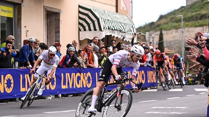 Pogacar, delante, y Van der Poel, descendiendo el Poggio en la San Remo