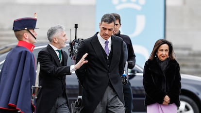 Pedro Snchez, entre los ministros del Interior, Fernando Grande-Marlaska, y Defensa, Margarita Robles, el pasado 6 de enero durante la celebracin de la Pascua Militar en Madrid.