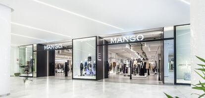 Entrada a una tienda de Mango.