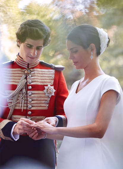 Fernando Fitz-James Stuart y Solís, hijo del duque de Alba, y Sofía Palazuelo intercambian las alianzas durante su enlace matrimonial, celebrado el 7 de octubre de 2018 en el Palacio de Liria.